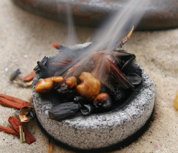 Brûler du charbon d'encens
