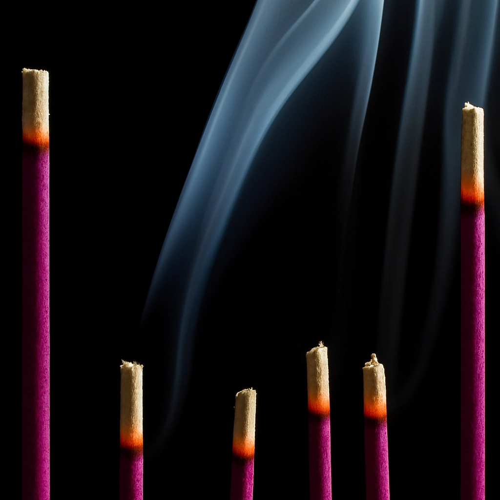 Fumer des bâtonnets d'encens