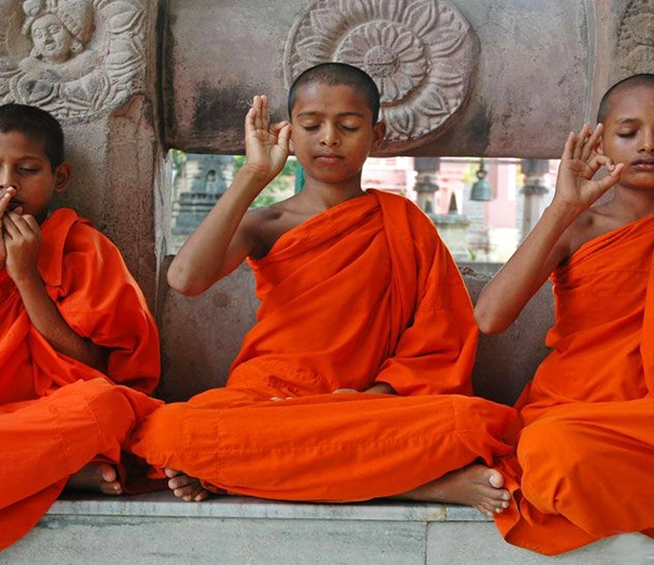 Méditation de petits moines bouddhistes